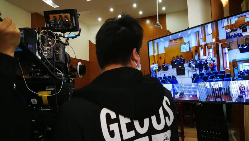 AI生成VS人工创意——龙胜广告片拍摄公司的技术浪漫主义实践